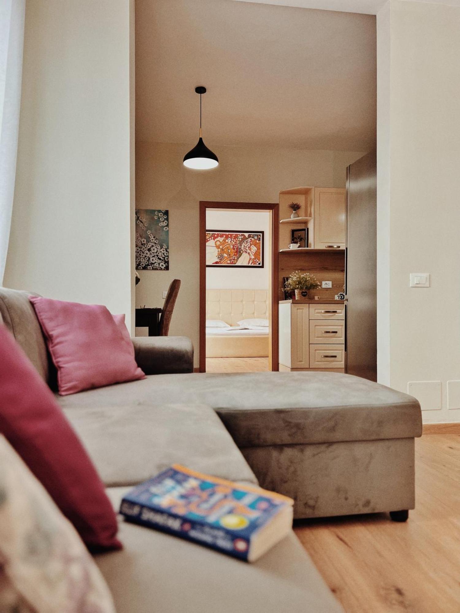 Cozy Rooftop Apartment - Your Home, Away From Home! Tirana Exteriör bild