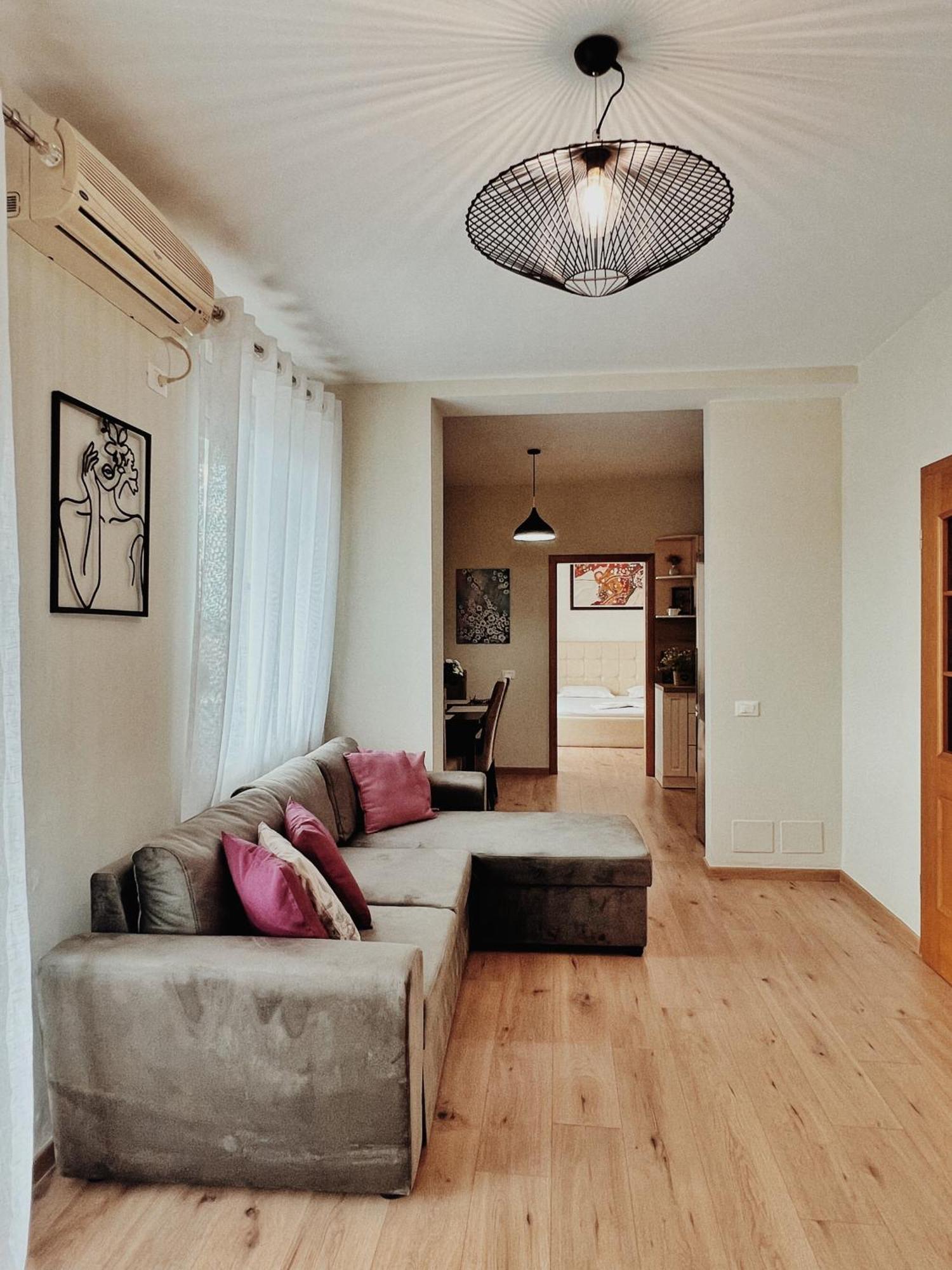 Cozy Rooftop Apartment - Your Home, Away From Home! Tirana Exteriör bild