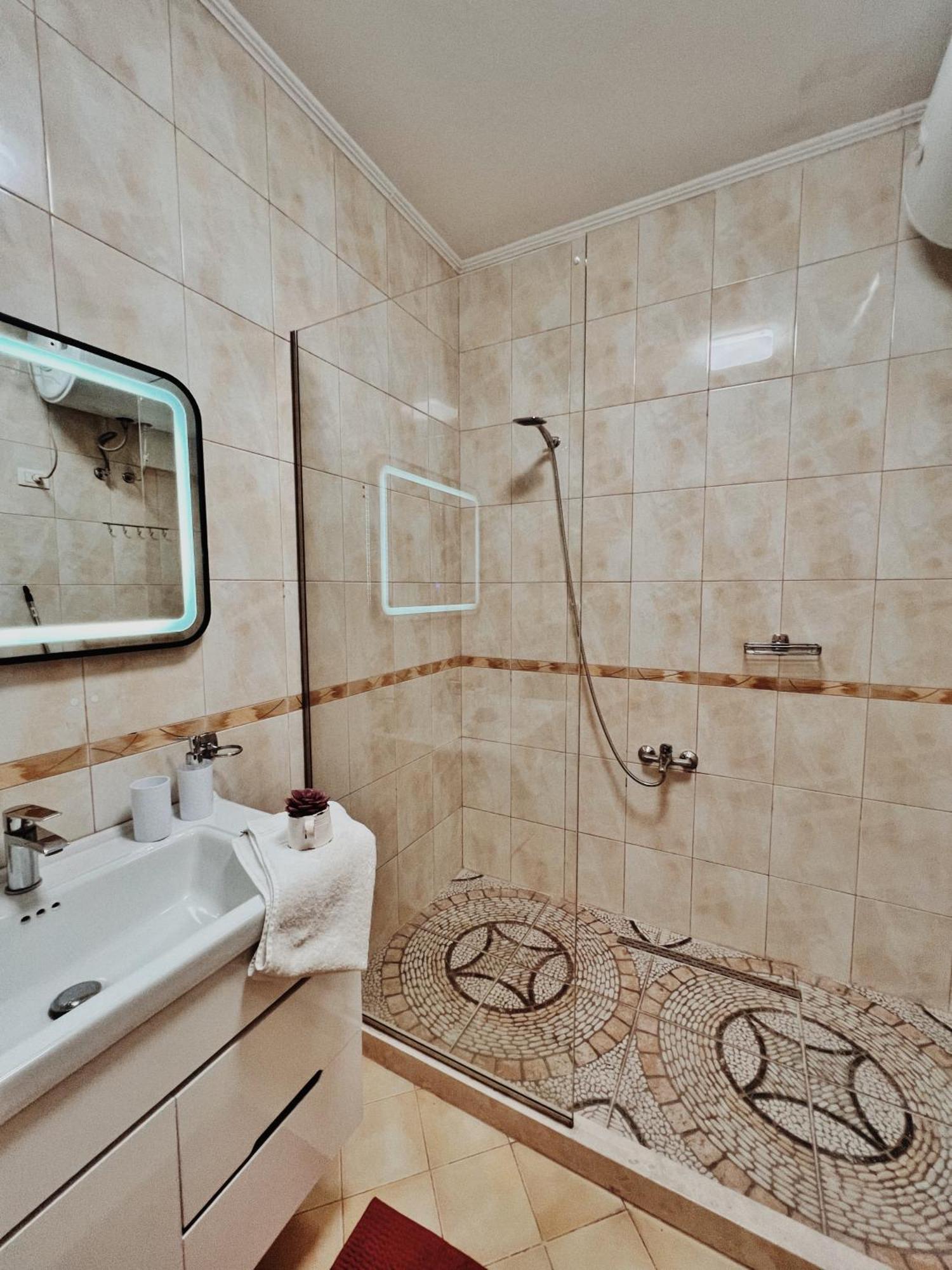 Cozy Rooftop Apartment - Your Home, Away From Home! Tirana Exteriör bild