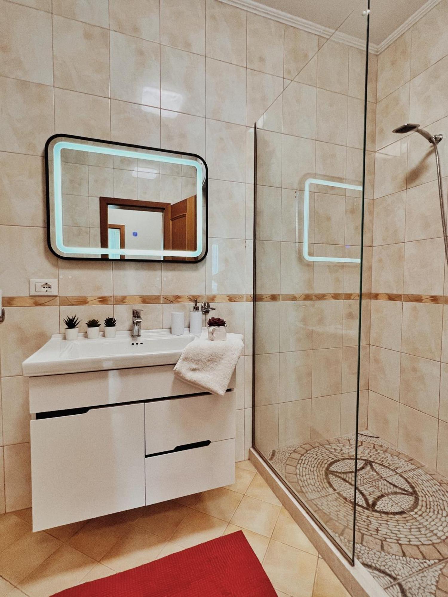 Cozy Rooftop Apartment - Your Home, Away From Home! Tirana Exteriör bild